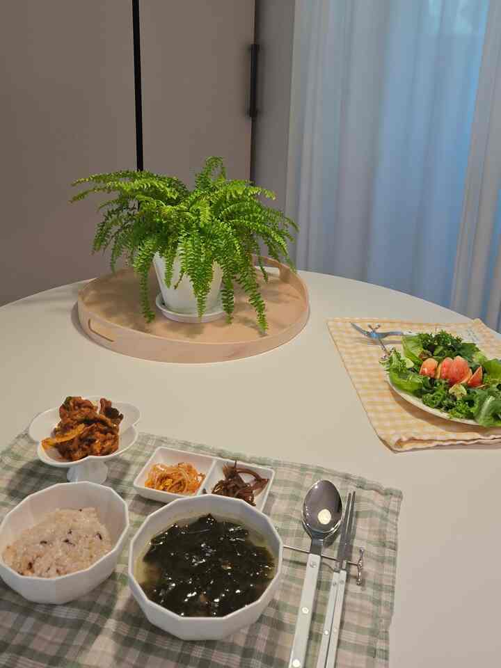 #オーホームストーリー3
。
子供はほとんどの人が韓国料理です。
局が好きなアイラㅎㅎㅎ
今日もワカメにアヒルブルゴギともやし。
そしておばあちゃんのごぼう煮込み！
。
私はその隣でリンゴでなければサラダで朝を一緒にします。
しばらく神秘桃を配達してサラダに乗せて食べました！謎の桃は初めてです。
。
。
。
#コンスープ記録 #シュシュネ4階 
＃朝食＃朝メニュー＃朝ごはん＃朝の風景＃朝食
#神秘桃
#メイド