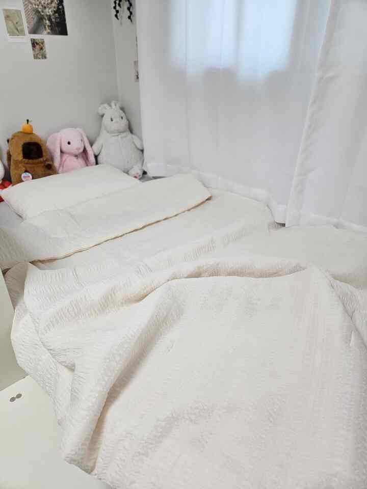 #오감리뷰 プログラムを通じて製品を提供され、直接使用してスタイリングした後期です。 

▫️バウンティフルホテルサマーシーエルパイピングシアサーカー寝具セット▫️ 

夏の準備で娘の子供の寝具を涼しいシアサーカー布団に変えてくれました。
娘の子供が選んだ色が写真より実物がよりきれいな色です。 

● スーパーシングル 羽毛布団 150×210cm 
●枕カバー50×70cm
●カラーグリックモモ 

ベッドの上に広げるとすっきり 
華やかで寝室の雰囲気が一層明るくなりました。 

カッコいい感じではなく、体をふんわり包んでくれて 
スタイリッシュな印象を与え、ホテルの寝具に適した寝具のようです。 

フランス語で空を意味するというシエル🩵
夏の青い空気のように軽くて涼しい肌触りを
今この季節に合う夏のサマーベディングです。 

軽くて涼しい感じのシアサーカー生地で
肌に触れる部分を最小化してくっつかない 
快適に使いやすく、ヌビム布団が厚み感があります。 
ふわふわの感じを加えてくれる布団です。 

通気性に優れ、軽い肌触りで
真夏まで使いやすい商品です。 

国内産100％サソムで製作し、カバーと綿 
一体型布団なので洗濯しやすいです。 

夏寝具で水洗いが可能で乾燥も早く 
しわもないので管理も楽です。 

受け取るとすぐにセタギに回して自然乾燥させました。 
綿毛や形変形なしでそのままで満足しています。 

布団の罫線と枕カバーの罫線 
同じ色でパイピング処理してすっきりします。 

バウンティフル寝具は娘の子供も本当に満足して使っています。 

涼しくてきれいな夏の寝具セットをお探しの方へ  #여름침구 #여름이불추천 #침실 #아이방 #시어서커이불 #바운티풀 #침실인테리어