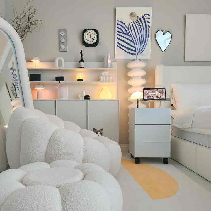 #예쁜템최고야 #콘수프기록 #침실 

私は夫の部屋ですが、私が使いたい私の家のメインベッドルームです。 
ブクレ生地が猫を傷つけてもティーがないので、1つ2つ集めました。
今はブクレ王国になりました。  #부클레소파 #부클레거울 #전신거울 #트롤리 #협탁 #수납장 #수납장인테리어 #조명인테리어 #조명 #스탠드조명  #조명추천 #cozymood #화이트인테리어 #침실스타일링 #홈스타일링 #40평대인테리어 #40평대아파트인테리어 #시공없이집꾸미기 
