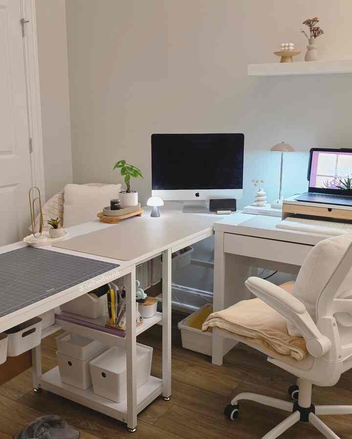 Kiat kecil saya untuk menata kantor di rumah adalah menyimpan semua barang yang berantakan di bawah meja! 😘 

#kantorrumahan #homeofficeorganization #cozyroom #desk #deskterior #deskinterior #whiteinterior #cozy #homeofficedecor #deskdecor