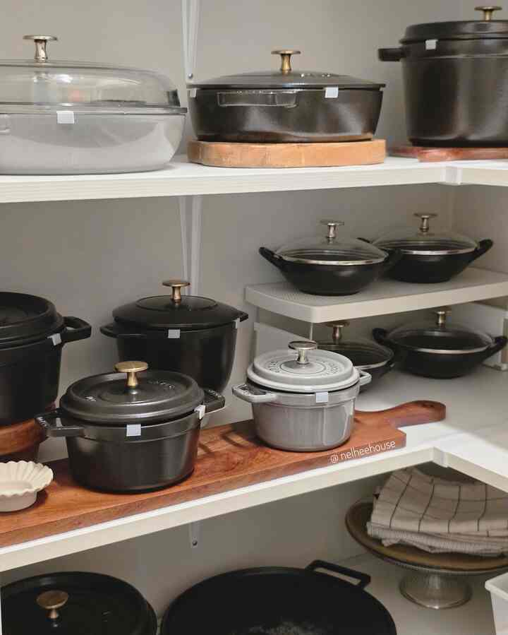 My Staub collection at the corner of my pantry 🖤
You can see my bigggg favoritism to matte black finish 🤭 

The contrast between sleek black and the warm tone of wood always gives balanced look! This combo never fails heh? 😘

#pantry #pantryorganization #staub #cocotte #staubcocotte #wood #japandi #pantrystorage #kitcheninterior
