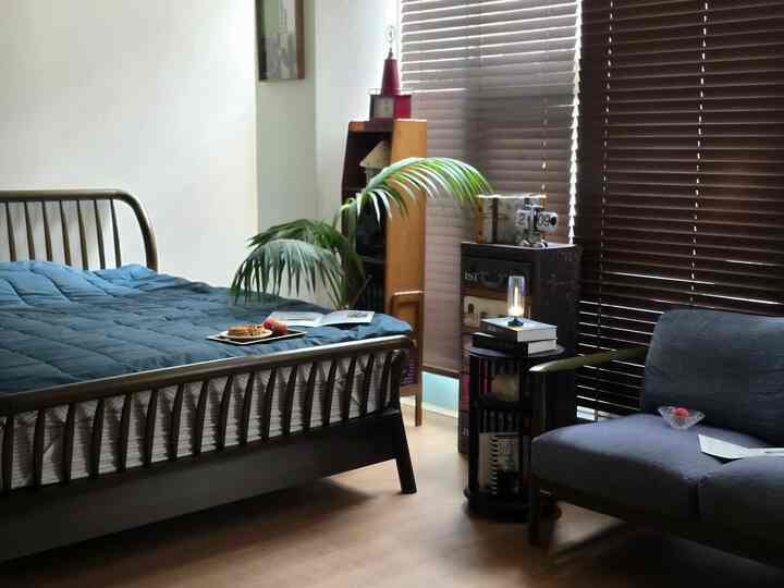 Natural bedroom with brown wood tones and blue bedding creating a calm and cozy atmosphere