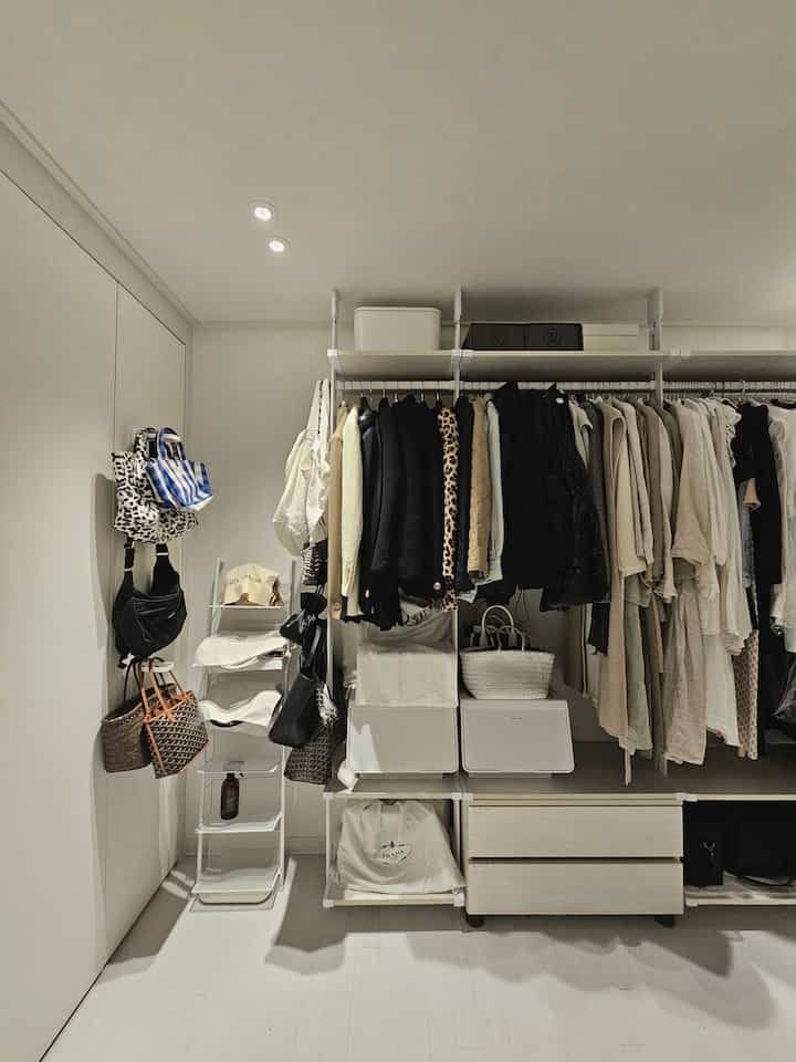 ドレスルームクリーンハニーチップ✨️✨️✨️

作り付けの隣に折りたたみハンガーを取り付けます。
よく使うバッグのまとめはもちろん、

翌日コーディネート準備まで一度に！

シンプルな折りたたみハンガーで 
スペース活用+時間節約完成🤍

すっきりとしたドレスルーム作りたい方におすすめです！💡
⠀
#ドレスルーム #ラテルーム 
#ドレスルームの整理＃整理整頓をよくする方法＃インテリア小道具おすすめ＃マンモックハウス＃リビング情報