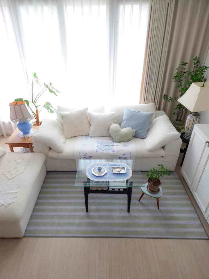 These days, I'm into blue... Just changing the fabric seems to change the mood of the house. And the round object in the last photo is Donggu Field Perfume Bar. It has a good scent and strong diffusion, so I use it like a solid diffuser. Very satisfied. 🕊

#Blue Interior #블루스타일링 #빈티지인테리어 #빈티지홈 #빈티지가구 #빈티지조명 #빈티지액자 #액자인테리어 #패브릭소파 #패브릭 #여름패브릭 #스트라이프러그 #테이블데코 #퍼퓸바 #동구밭