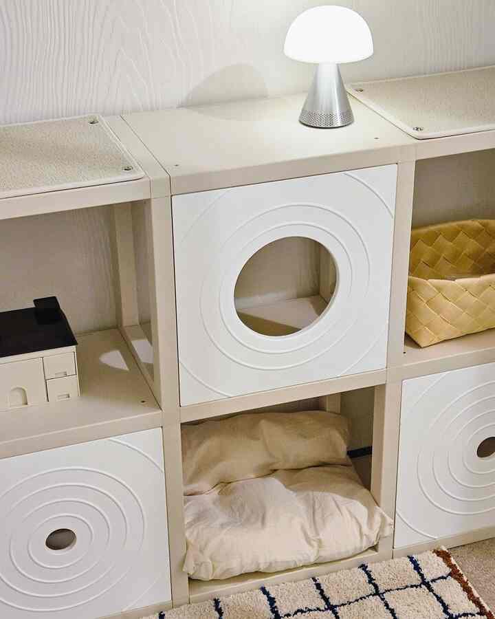 ベージュとホワイトのトーンのキャットタワーと収納スペース、オーディオLEDマッシュルームランプが配置された清潔感のあるペット空間