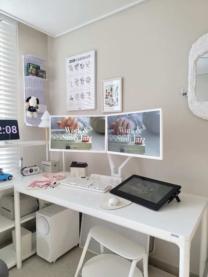 ホワイトとベージュの色調のホームオフィス、デュアルモニターとデスクが配置された整理された作業環境