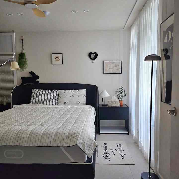 #오늘의우리집 #콘수프기록 #침실 #침실꾸미기 #침실인테리어 #신혼집 #신혼집꾸미기 #안방 #블랙인테리어 

I'm so happy these days after changing to summer bedding,, 🤍

It was hot at night and hard, but I'm so happy after changing to cool bedding 🥺

I took a picture of my bedroom after organizing my bedding for the first time in a while ㅎㅎ

By the way, it's already the last day of June,, time flies so fast 🤣

Have a happy June and fighting for the upcoming July 🫧

#Slippers #침대프레임 #매트리스 #시몬스 #아르떼미데 #브렐로 #장스탠드 #실링팬 #뚜누 #액자 #포스터 #호텔827 #시세이 #수납장 #협탁 #포스터 #조화 #파티션 #가벽 #라지킹침구 #냉감이불