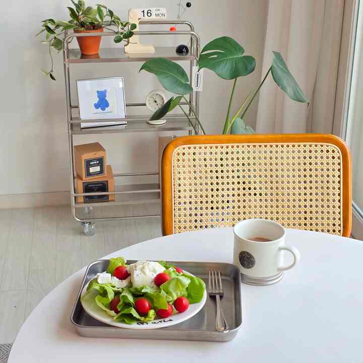 #예쁜템최고야 
A pretty object and a good iron item added for plating🩶🩶
A combination of Starbucks French Summer Badge Mug and 
Daiso Stainless Steel Tray!
A cup of milk tea with a beautifully presented Greek yogurt salad🧡

#CornSoupRecord #쇠테리어 #스텐트레이 #머그 #거실홈카페 #홈카페꾸미기 #홈카페인테리어 #거실인테리어 #화이트인테리어 #미드센츄리모던 #오브제