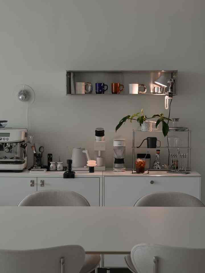 #홈스타일링조합 Kafe rumahan penuh dengan barang-barang besi yang keren🕊✨️
Kafe rumahan saya didekorasi dengan warna putih, perak, dan sedikit warna☕️
Awalnya, saya pikir putih adalah yang terbaik,
jadi saya menghiasnya dengan warna cerah, tetapi hasilnya terlalu dingin.
Ketika saya menambahkan sedikit warna, hasilnya tampak hidup dan cantik.
Terutama jika ada tanaman hijau, suasana ruangan menjadi lebih lembut.

Ini adalah Florida Beauty yang saya beli di Ojib beberapa waktu lalu.
Karena ini kafe rumahan, saya khawatir tanahnya beterbangan,
jadi saya menanamnya secara hidroponik.
Sudah memperlihatkan dua daun baru🌱

#HomeCafe #홈카페인테리어 #홈스타일링 #스페셜크리에이터 #실버템 #쇠테리어 #쇠테리어소품 #쇠테리어템 #쇠템 #쇠 #쇠테리어조명 #쇠테리어아이템 #맞팔 #실버인테리어 #실버 #실버템 #벽선반 #홈카페선반 #컵선반 #머그컵 #홈카페컵 #커피머신 #브레빌 #홈카페수납장 #홈카페용품 #침칠봉 #벽조명 #홈카페소품 #신혼집홈카페