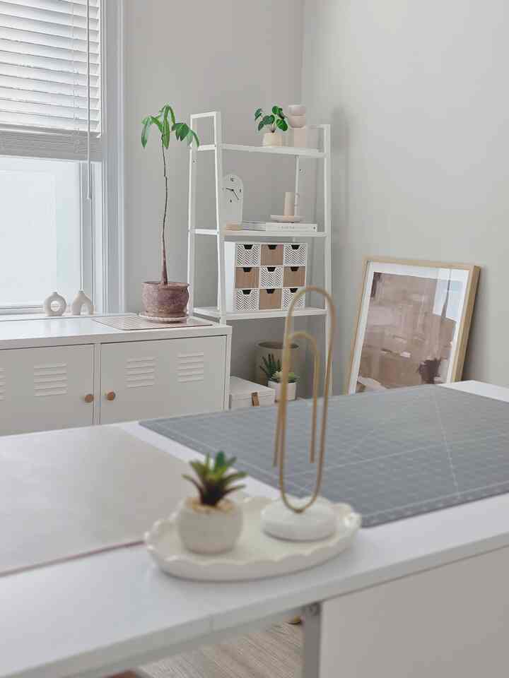 Adding green plants is always right when decorating any room💚

#homeoffice #planterior #plantinterior #homeofficedecor #plantdecor #white #cozy #homeofficedecoration #cozy #greeninteriror 
