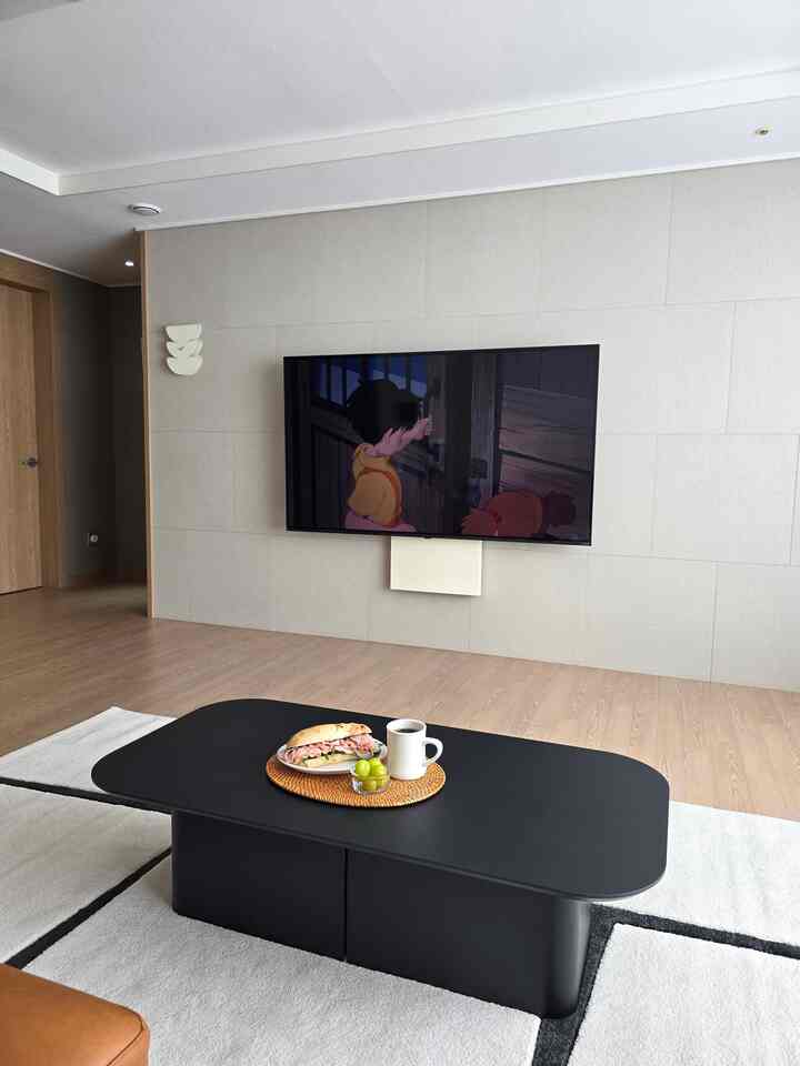 Waktunya makan siang santai🥙☕️

#Hari ini rumah kami #콘수프기록
#Rumah pengantin baru #신혼집인테리어
#Ruang tamu rumah pengantin baru #거실인테리어
#Meja ruang tamu #소파테이블
#Brunch di rumah #홈카페 #샌드위치