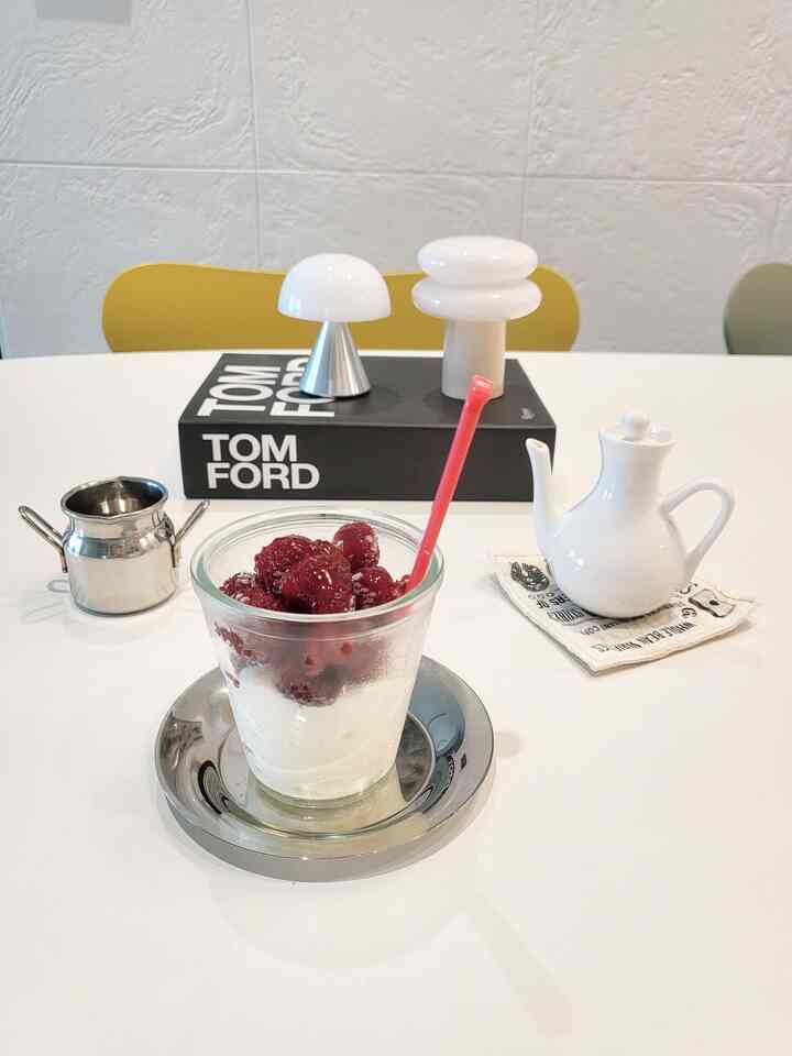 #サリムサル1
#コンスープ

最近朝ごとに食べているグリックヨーグルトとフルーツ♡
今日はラズベリー当選!!!!
蜂蜜のスプーンを加えて甘く食べるので、気分が上がります〜
ヨーグルトカップが汗をかくので、新しく茹でたステンディッシュを置くとサイズピッタリ〜ゆふ〜🎵
皿だがコースターとして利用しても良いと思うので頑張って活用しなければならない!!!!😍

#ヨーグルト #グリックヨーグルト #ヨーグルトカップ #サンイチゴ #レクソンミナ
＃サンライト電球＃シロップボトル＃ハニー＃ステン＃ステンディッシュ＃ステンコースター
＃オイルボトル＃朝のメニュー＃朝のルーチン＃朝のルーチン