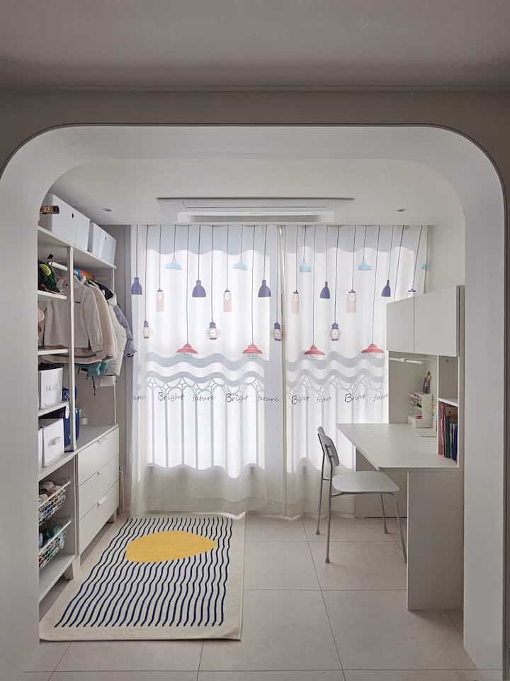 #イケアスタイリング 
子供部屋は新鮮な雨のイケアです🤍
子供たちが大きくて家具はどんどん変わるので、私はIKEA製品を使います。
本物の丈夫で実用的でいいと思います！

▫️ワードローブ：イケアプラッサ
▫️本棚：イケア・カラックス棚棚
▫️収納箱：イケアクギス

特にプラッサはハンガー、棚、引き出しの種類を空間や好みに合わせて選べるので、きれいにデザインも可能です🙂

＃子供部屋＃兄弟部屋＃子供部屋インテリア＃子供部屋飾り＃イケアおすすめテム＃IKEA 

