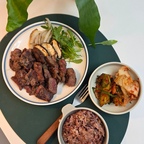 
시험기간인데, 집에서 책 한자 안보는 사춘기 아들
이번 시험 성적표 가져와라 해도 엄마 말은 스킵;;;
그런데도 스테이크를 진심으로 구워 대령하는
제 현실에 현타가 오는 점심이네요

어디 낯부끄러워 말도 못하겠고
쌩뚱맞게 오집에 털어놓는 현타현실 ㅎㅎㅎㅎㅎ
#내가웃는게웃는게아니야 #식탁 #사춘기아들 #점심메뉴 #콘수프기록 #스테이크 #일요일오후 #점심메뉴