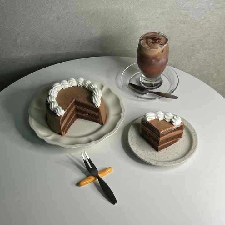 今日の師父作詞副作 - チョコケーキ🍫🎂
今日はチョコ味のケーキシートにチョコクリームをサンドしてチョコ味いっぱいのケーキを作ってみました！
一枚食べれば当充電完了!!
一枚巡りました💖 

もともと計画はシートの間にチョコレートクリームをいっぱいにすることでした。
時間不足の問題でチョコクリームを安定させる時間なしにすぐにアイシングをしてください。
日が暑すぎるから…！🌞
最初の段をサンディングした後、2枚目のシートを上げるとチョコクリームが外にすべて押されていったんですよ🫠✨️
（でも大丈夫です…！おいしいからハハッ…）
できるだけ遠くに見えるように（？）一生懸命収拾しました。 

今日は本当に暑いです！
暑さに気をつけて、今日も幸運な一日を過ごしてください🍀💚  

＃オーホームストア＃コンスープチャレンジ＃コンスープ記録＃コンスープ＃チョコケーキ＃ケーキ＃ベーキング＃ホームベーキング＃baking＃homebaking＃ホームカフェ＃homecafe