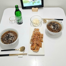 이번 생에 요리는 글렀나봐요...
원래 우리집 요리사는 신랑인데요.
오늘 신랑이 야근하구 와서
제가 밀키트 제품으로 저녁상을 차려보았습니다.
왜... 신랑이 해줬을때랑 맛이 다른거죠^^;;
시계 봐가면서 조리시간까지 맞췄는데...
내가 먹어도 맛이 없다.
저거 원래 맛있는 브랜드라서 종종 사먹는거에요.
비쥬얼은 제 탓입니다ㅋㅋㅋ
#지옥에서온요리사 #오늘저녁 #밀키트 #광화문미진 #메밀국수 #메밀전병 #가스레인지 #린나이가스레인지 #린나이가스렌지 #가스렌지 #가스레인지추천 #화이트가스레인지 #화이트인테리어 #화이트주방 
#후라이팬 #후라이팬추천 #네오플램 #냄비추천 
#콘수프기록 #오홈스토랑 7-3