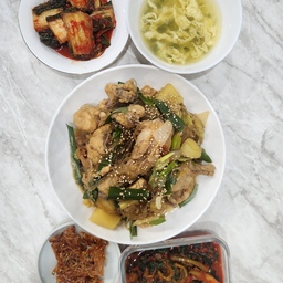 오늘 점심은 날도 덥고해서 찜닭 만들어봤어요!!
아기도 같이 먹으려고 만들었는데 
어른 입맛에도 괜찮네요~
더워서 입맛 없을때 딱인거 같아요!!
한번 만들어 드셔보셔용😁
#찜닭 #맛점 #꿀맛 
#오늘의우리집 #오늘의점심 
#오늘의식탁 #오늘의힐링 
#맞팔 #맞팔환영 #맞팔소통 