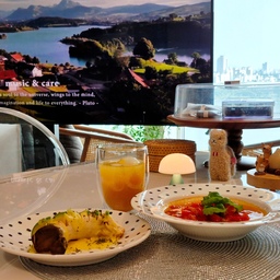 💙 건강한 아침 메뉴 💙
첫째 아이를 위해 준비한 오늘 아침 식탁 풍경입니다. 요즘 들어 참새가 방앗간 드나들듯 떡볶이 가게에 드나드는 아이가 너무 자극적인 음식에 길들여질까 봐 건강식으로 아침 식사를 준비했어요. 칼집 낸 새송이 버섯에 애호박 슬라이스를 끼운 후 그 위에 모짜렐라 치즈를 얹어 구워 내고, 올리브유를 듬뿍 넣은 팬에 토마토를 잘라 넣은 후 익혀냈지요. 마무리는 허브 파우더와 집에서 직접 기른 바질로 향기롭게. 어려서부터 최근까지 하루에 우유를 거의 900미리 한 팩씩 마셔서 밀크보이라 불리던 아이가 요즘 들어 아침 이른 시간에 우유를 마시면 배가 아프다고 하길래 음료로는 오렌지 착즙 주스를 준비했고요.
이런 마음으로 차린 식탁이 예뻐 보이길래 사진까지 찰칵 찍고 아이를 깨웠습니다. 식탁 위를 본 아이는 "와! 엄마, 카페 같다!"며 좋아하더니 결국은 반도 안 먹고 다 남겨버렸어요. 맛있겠다더니 유독 오늘 서둘러 등교한 이유가 무엇인고?
그리하여 아이를 위해 차린 아침 식사를 결국 제가 다 먹었다는 눈물 없이는 들을 수 없는 오늘의 오홈스토랑 이야기. 🤣
오홈스토랑 4, #오홈스토랑 #콘수프 #콘수프기록 #오홈레스토랑 #아침식탁 #아침메뉴 #집밥 #집밥레시피 #거실서재 #거실서재화 #거실책장 #세라믹식탁 #6인용식탁 #식물인테리어 #책인테리어 #북인테리어 #맞팔 #맞팔해요 #소통해요