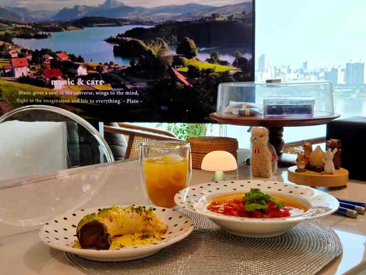 💙健康的な朝食メニュー💙

最初の子供のために準備した今朝のダイニングテーブルの風景です。最近になってスズメが放たれたドナドゥルトトトトッポクイ店にドナドド子どもがあまりにも刺激的な食べ物に飼いならされるか見て健康食で朝食を準備しました。鞘をつけた新松のきのこにカボチャのスライスを入れた後、その上にモッツァレラチーズをのせて焼き、オリーブ油をたっぷり入れたファンにトマトを切って入れた後に炒めました。仕上げはハーブパウダーと自宅で直接育てたバジルで香りがします。幼い頃から最近まで、一日に牛乳をほぼ900ミリパックずつ飲んでミルクボーイと呼ばれていた子供が最近、朝早い時間に牛乳を飲むと、お腹が痛いと言われて飲み物としては、オレンジのジューシーなジュースを用意しました。

こんな気持ちで着た食卓が綺麗に見えるので、写真までカチッと撮って子供を目覚めました。食卓の上を見た子供は「うわー！お母さん、カフェみたいだ！」と好きだったので結局は半島食べてみんな残してしまいました。美味しいと思ったら、有毒今日急いで登校した理由は何ですか？

そうして子供のために食べた朝食を結局私が食べたという涙なしには聞けない今日のオホームストーリーの話。 🤣

オーホームストア4、＃オーホームストア＃コンスープ＃コンスープレコード＃オーホームレストラン＃朝食テーブル＃朝食メニュー