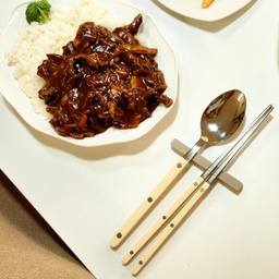 오늘저녁은 한우꽃등심 듬성듬성 
큼지막하게 썰어
하이라이스🍛🥦
카레만 해먹다 처음해봤는데
더깊고 더맛있다 띠용
킥은 양파를 오래 나른하게 끈기있게 볶는것
양파가 힘알랭이가 없어질때까지 끈질기게 볶기.
#하이라이스 #수저세트 #시에르파르베 #예쁜수저세트 #커트러리
#맞팔 #맞팔환영
