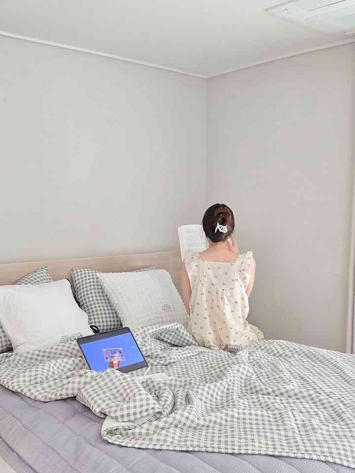 #BusyAtHome #CornSoupRecord 1️⃣
Finally, my house has changed to summer bedding!
Matilla Seersucker Summer Blanket I bought last year
Pure Check Installation Completed 🩶
When I bought it, I chose the gray color of the bed pad because I misunderstood the design. It looks okay in person
But when I took a picture, it looks so different from my bed frame
I think I'll buy a new one,,
.
.
.
#SummerBlanket #Matilla #MatillaBedding
#SummerBlanket #MatillaBlanket #MatillaBlanket #MatillaBlanket
#SeersuckerBlanket #Seersucker #SeersuckerPad
#GrayBedding #CheckBlanket #CheckPillowCover #CheckPattern
#WhiteGray #BedPad #SummerBedding #SummerBeddingSet
#SummerBedroom #SummerBeddingRecommendation #MutualFollow #Communication