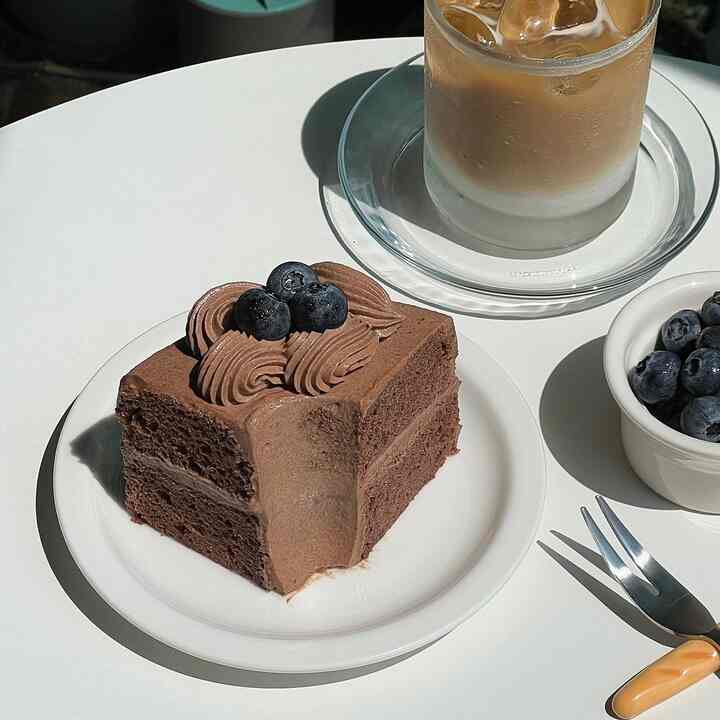 今日の師父作詞副作 - チョコシフォンケーキ🍫🎂
今日はチョコ味いっぱい！チョコシフォンケーキを作ってみました✨️
フォンシンフォンシンチョコシフォンにチョコクリームまで！
とてもおいしく完成しました🥹💛 

今日は雨が降って少し涼しかったです☔️
今日も良い一日を過ごして明日もファイティングです💪💪💛 

＃オーホームストア＃コンスープチャレンジ＃コンスープ記録＃コンスープ＃ケーキ＃チョコケーキ＃チョコ＃ベーキング＃ホームベーキング＃baking＃homebaking＃ホームカフェ＃homecafe