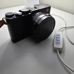 #데스크 #데스크소품 #leica #라이카 #새벽감성 
1년에 한번씩 찾아오는 향수병, 그날이 오늘
비도 오고 번개도 치는 새벽에 bgm 8090감성
열어 재꼈다가 눈물 찔끔, 누가 들으면 해외 사는줄
오해하겠지만 ㅋㅋㅋㅋㅋ 그래도 타지에 살아
가끔 나의 고향이 그리운건 어쩔 수 없는...
라이카에 담긴 내 기록들 정리하며 시간을 보내다
잠을 청하러 슝=3 #콘수프기록 #오늘의기록 
