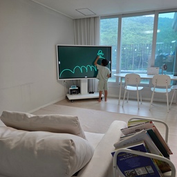 셋째만 하교
형들오기 전에 그림그리기
형들오면 전쟁터 그때까지 자유를🤗
#오늘의우리집 #콘수프기록 #하교후 #저녁전 #혼자놀이 #전자칠판 #그림그리기