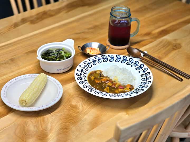 簡単に着た今日のメニュー 
カレーとキュウリの冷たい夏のおやつチャルオックス
コストコから買ったエスビーゴールデンカレー
きのことパプリカ、玉ねぎ、にんじんだけ入れて作った
ホームベーキングで夫が作った塩パン..
飲み物はハイビスカス..ティーバッグではなく原液で買いました。
甘いので飲み物のようなので、本来の味はありません。  

＃オーホームストア＃コンスープ記録＃チャルオックス＃カレー＃キュウリ 
＃シラクスニューヨーク＃シラクスプレート＃シラクス＃スープボール