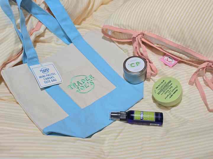 売り切れとはトレーダージョーパステルシーンエコバッグができました。
ショッピングカート、携帯電話、財布までぴったり収納
特にフロントポケットがあり、かわいいエコバッグは娘が蒸した。
その他カークランドシグネチャーオーガニックハニーベア
クマの形がとてもかわいいです。  
トレーダージョーボディバタークリーム、ハンドクリーム
ラベンダーサンタルスパイスキャンドル、グレープフルーツの手消毒スプレーまで

みんな隣の家からプレゼントとしてくれました。 
アメリカに住む娘が遊びに来ました。 
このようにプレゼントを手に入れてくれてとても感動しました。  #트레이더조 #커클랜드  #선물 