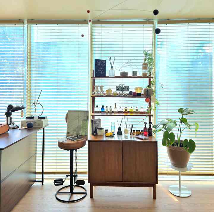 #シェルフスタイリング #香りゾーン 
唯一のリビングルームの棚の上に
その間、ホームカフェゾンとして使用して香りに取りたい夏の香りセラピーゾーンで飾っておいてみました。

香りに心から香りがいっぱいの製品
リストしてみました。 
おかげで家に入ると気分が良くなります。

シグネチャーの香りは誰もいます。
好みの香水ブランドはシャネル、ジョマロンです。 

ディフューザー：寝室、リビングルームに配置して持続的な香りを維持
できます。
キャンドル ：雰囲気を切り替えるときに使用するのに短い時間 
集中した香りが欲しいときはよかったです。
ルームスプレー ：清掃後や換気直後すぐに香りが出て 
気分転換になると使うようになる

私はウッディ系列とシトラス系列を好む。

ウッディシリーズ：サンダルウッド、シーダーウッド、マスクの香り
落ち着いた雰囲気が出せるので、書斎や寝室に似合います。

シトラス系列：レモン、ライム、オレンジブロッサムの香りは清涼感を与え、清掃後や朝に空間整理後に振りかければよかったです。 

心理的に安定を与える香りのテムとして 
棚の上にオブジェのように飾ってみてはいかがでしょうか！ 

＃香りテラピー＃香りが良いテリア＃香りインテリア
＃リビングシェルフ＃シェルフ＃ウッドシェルフ＃インテリアアクセサリー＃キャンドル
＃オブジェディフューザー＃オブジェ小道具＃照明＃香りの良い家＃香水
＃ジョマロン香水＃シャネル香水  
