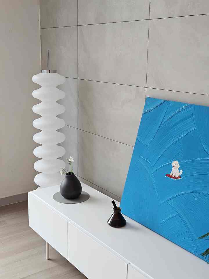 ＃かわいいテム最高です＃コンスープ記録 
ドイツのミニマリズムライフスタイルブランドブロムスの野花瓶コンピューターは、洗練された美しさと機能の完璧な調和を示しています 
めちゃめちゃ可愛い感じのオブジェです💐
丸くて有機的な非対称デザインが際立つこの花瓶は柔らかな曲線とマットな質感で簡潔ながらも暖かい雰囲気をプレゼントしてくれると思います🌸

暖かく安定したコンピューターの色は、単調でないスタイリッシュな印象を与え、様々な花と調和して合わさって空間に快適さと生気を加えてくれるので、見るたびに気分も良くなります。

どこでもよく似合い、多彩な角度に配列可能な実用的なオブジェとして創造的な演出を可能にし、どんな空間でも現代的でエレガントな感性を完成させてくれます。


＃ブロムス＃花花瓶＃家の装飾＃花瓶＃花瓶＃vase＃ブロムス花瓶＃花＃フランテリア＃花＃家の贈り物＃生花＃花瓶オブジェ＃デザイン花瓶