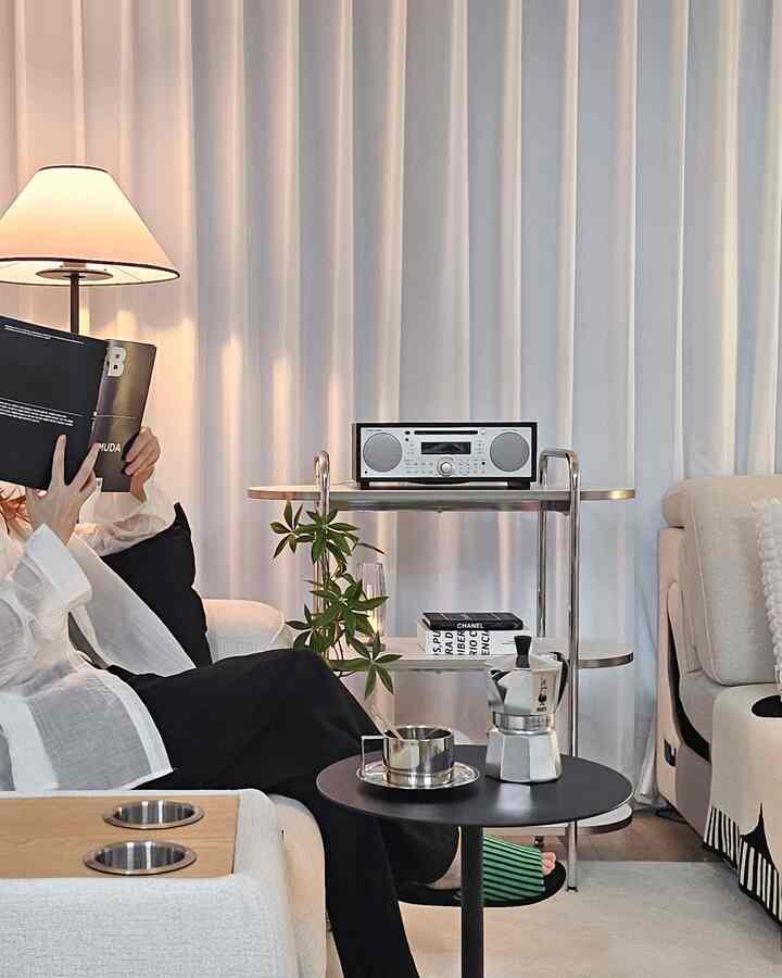 ＃かわいいテム最高です＃コンスープ記録5
🖤チボリオーディオミュージックシステムBT🖤
一日の始まりと終わりをいつも音楽と一緒にしている方ですか？

私はその日の体調と気分に応じてジャンルを問わず音楽を聴いています〜🤭
歌をよく歌ったり、音楽についての知識が迫っているわけでもありませんが、ほのかな敷かれた音楽が私の人生のBGMみたいな感じがしますよ！ 🖤

それで家のあちこちにBluetoothスピーカーを置いておいたんです。

モダンセンチュリーデザインのアナログと最新のワイヤレスデジタルを組み合わせたインテリアスピーカーとして愛されているチボリオーディオミュージックシステムBTがポポネのリビングルームに散布時に位置づけられました！ 🖤

レトロなデザインの前面部、 
ブラックアッシュのリアル原木とシルバーが結合されたシンプルでスタイリッシュなデザインのおかげで、空間のムードが存分にアップされた感じです。

コンパクトなサイズのブックシェルフデザインで 
棚やオープン収納場などあらゆるスペースに 
インテリアオブジェのように似合いましたよ！🥹✨️

チボリオーディオミュージックシステムBT 
単純なBluetoothスピーカーだと思ってはいけません！🙌
🖤All IN ONE !🖤
AM/FM高音質ラジオからCD/AUXまで
ほぼすべてのオーディオソースを再生できます 
マルチサウンドシステムを備えています〜 👍

フロントディスプレイで情報を確認できます。 
直感的なボタンでクラシックながらも様々な機能を 
簡単に設定できます。 

さらに、アラームとスリープタイマー機能まで 
何も抜けないスマートな製品ですよ🖤

広いステレオオーディオとリアベースダイヤルを通して 
私の好きな中低音いっぱいのサウンドを感じることができます🥹

空間をいっぱいにするサウンドと 
スタイリッシュでユニークなスタイルの調和で 
チボリオーディオミュージックシステムBT 
どんな空間でもお洒落なムードいっぱいの場所に仕上げてくれますよ！

＃チボリオーディオ＃チボリブルートゥーススピーカー＃チボリミュージックシステムBT＃ブルートゥーススピーカー＃レトロデザイン＃オーディオ＃スピーカーおすすめ＃感性インテリア