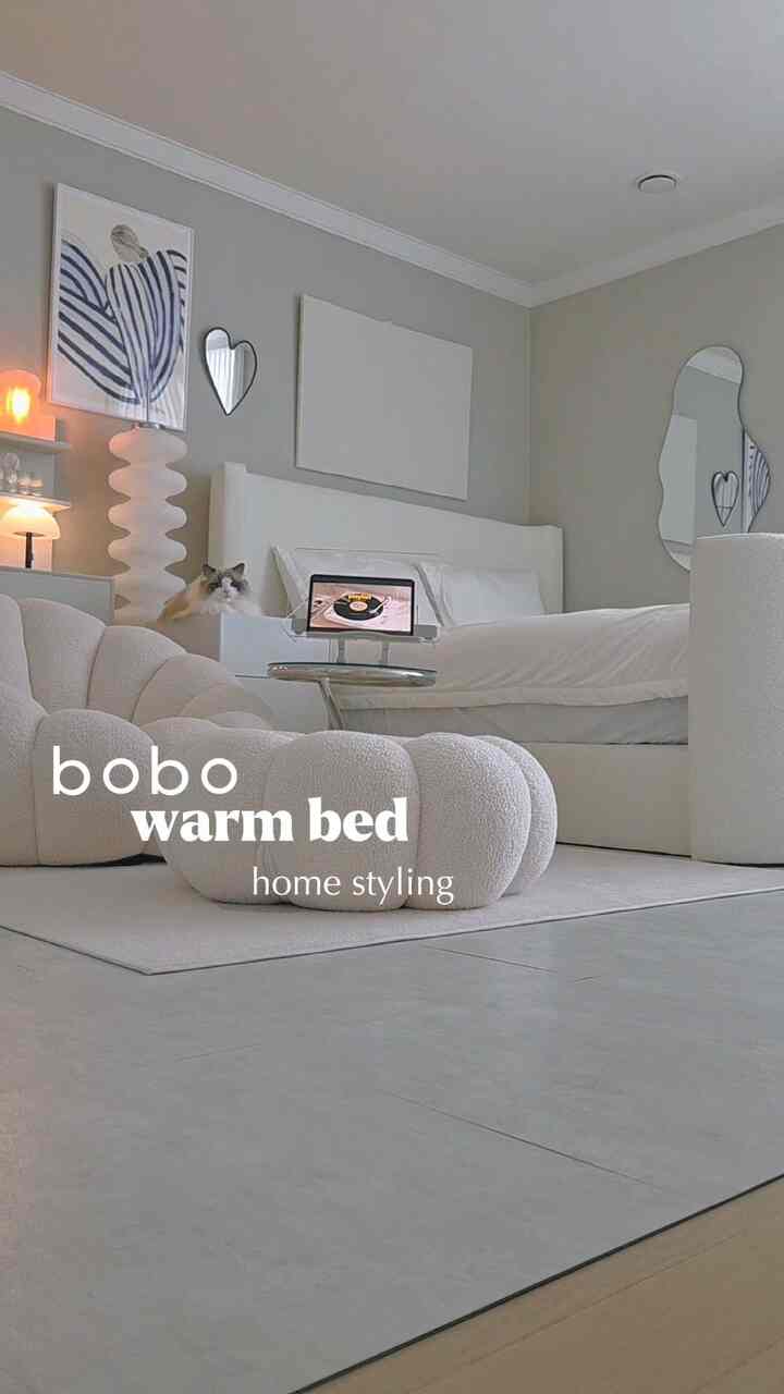 
日差しがまたいつ消えるのか不安で、すっぽり撮ってみる寝室ですよ🤍 

ボボのウォームベッドは寝室のインテリアの中心となるメインアイテムとしても過言ではない…クレイジーな存在感を誇ります✨️

綺麗な壁鏡も一つ買って取り付けてみましたがまた雰囲気が変わって見えるようですね！

私たちはブクレ素材ホワイトカラーでフットボードとヘッド高さも追加オプション、 
ホテルベッドのように高さ感のあるようにファンデーションも高く作りました。 

ベッドももうカスタマイズして欲しいのにボボで製作してみてください

@bobo_official_ 

＃ボボ＃ウォームベッド＃ベッドルーム＃ホームスタイリング＃家の装飾＃ベッドのスタイリング＃ベッドルームの装飾＃新婚家具＃新婚夫婦＃ホテルベッド＃ハウススターグラム＃今日の家＃寝室のインテリア