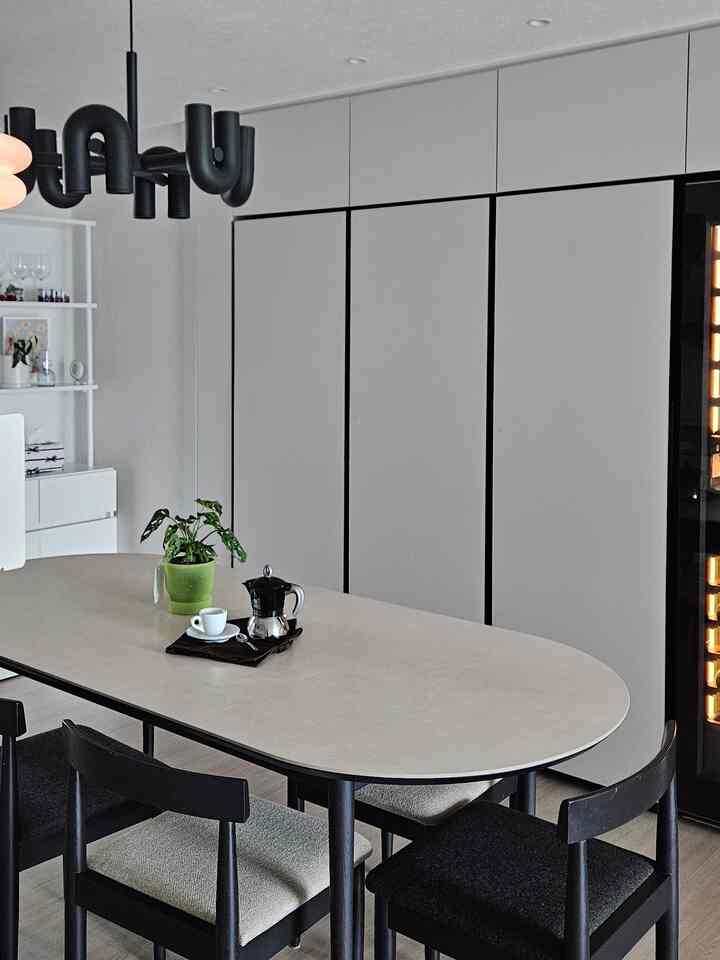 #無彩色のインテリア

最も少ない色で構成されたのはダイニングルームです。 
オブジェキッチンフィット冷蔵庫とインフィニティワインセラーで張を組んで、
ウィキノのテーブルと椅子でシンプルさを加えました。
アゴサーカスがどっしりしているので、座っていて全体的に落ち着きを維持してくれます。
食卓の上には緑や生花を用意して、鮮やかなスプーンを加えてみます。

＃ダイニングルームインテリア＃ダイニングスペース＃キッチンインテリア＃キッチンフィット＃LGオブジェ＃サムスンインフィニティ＃キッチン＃ダイニング照明＃ダイニングテーブル#マイデイリーログ