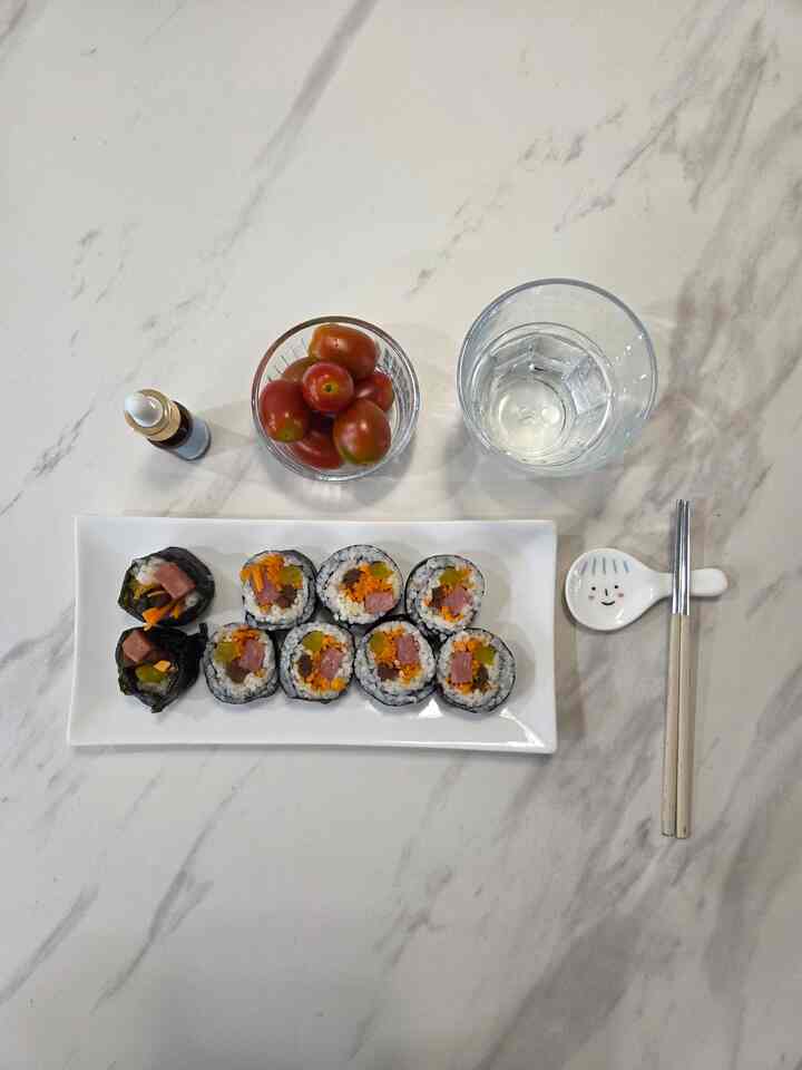 おいしいものをたくさん食べたい朝です。
モーニングキムバップ作りました🍴
一行ずつ突っ込んで登校しました🫶

＃オーホームストア＃コンスープ記録＃朝＃朝のキンバップ