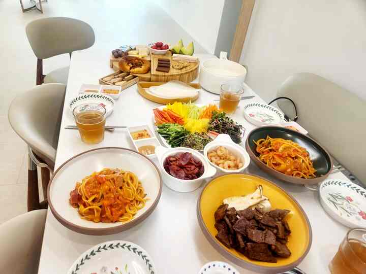 #오홈스토랑 7-6
#コンスープ 
#家の食べ物 
#ウォルナムサム
#チーズプレート 

友達を招待して家がしました。
朝9時に来ることにして 
朝早くから気にせず呼んで準備しました。
友達がみんなおいしく食べてくれ、早くから準備したやりがいがありますね😜
ウォーキングマムだから平日休み出して友達と遊ぶ 
本当に楽しいですㅎㅎ🥳