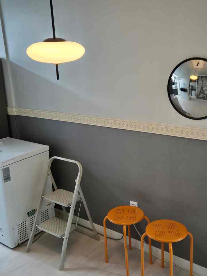 #今日の私の家
#コンスープ

最近、キッチンライトの光色が悩みです。
食事空間なので暖かいトーンが合うようでもあり、
全体的な＃無彩色のトーンに合わせて、＃白色や＃昼光色が合うようだったり…！ちょうど＃スマート電球を買うべきですか...ㅎㅎㅎ

＃電球色＃電球色照明＃照明インテリア＃照明おすすめ＃照明レストラン＃照明ミラー＃照明効果＃照明灯＃照明設置＃照明工事＃照明工事＃照明ゴッド＃照明交換＃ダイニングスペース＃ダイニングテーブル＃ダイニングルームインテリア＃ダイニングルーム装飾＃ダイニングルームスタイリング＃ダイニングライト＃ペンダントライト＃ペンダントライト＃ペンダント