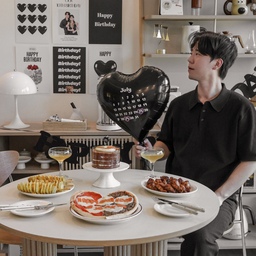 생일이 4일밖에 차이안나는
저와 오빠는 생일주간을 만들어서
즐거운 생일주간을 함께 즐겨요🥳
첫 주자, 오빠 생일을 위해
이번해는 어떻게 꾸며볼까 고민하다가
블랙컨셉으로 정했답니다🖤
로나파티라는 곳에서 주문했고,
생일포스터&레터링풍선&블랙가렌더&미니 블랙초를 주문했어요.
이번 생일상 역시 밀키트에 의존하고
간장윙 하나밖에 만들지 못했지만
그래도 이게 어디에요 그쵸(??) 내편 찾습니다!!! >_<
#생일파티 #파티음식 #홈파티 #생일음식
#생일파티인테리어 #우드인테리어 #파티메뉴
#생일상 #생일케이크 #생일파티소품 #생일파티용품
#생일파티꾸미기 #생일파티준비 #생일상차림
#홈파티인테리어 #홈파티플레이팅 #홈파티테이블