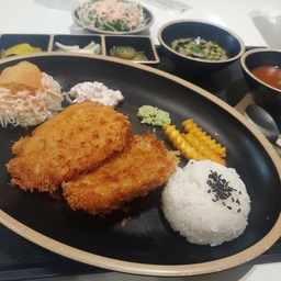 #일상기록 
더위에 치져🍗 고기먹으러 용감한식당에 와써오
혼밥러브들은 🍖고기집 몾가는😭2.3인분 머글수도없으니,....
혼밥 돈까스로 일단 급한 단백질 충전 보충
소스도 맛잇궁 샐러드 셀프로 더 마니 추가할수잇어
만족요~😁
#혼밥 #돈까스 #양배추샐러드 #돈까스정식 #챌린지 #돈까스맛집 #선팔 #맞팔 #콘수프기록 #여름 #식당 #반찬 #감자튀김 #혼자서도잘먹어요 #샐러드 #소스  