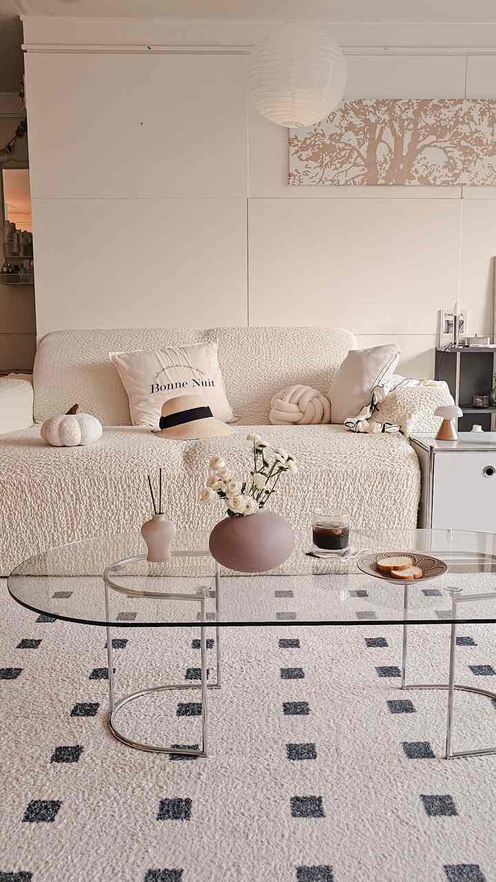  ＃花花瓶＃ブロムス＃メゾンコンセプト

暑い日でしたが、 
久しぶりに花を家に帰りたくて
ゆっくり歩いて花屋に行ってきました。 

夏だけに感じられる休暇ムード、 
その寒山で静かな空気。 

汗が少し流れながらも昔の学生時代、 
休暇のエキサイティングな思い出が思い浮かび、私はこの季節がとても好きです。

今回出会ったノナミニ花瓶は 
ドイツミニマリズムブランドブロムスの製品として
有機的で非対称的なデザインは本当に印象的です。 

小さいが丸くて暖かい曲線が生きている
花一本だけ挿しても空間が豊かになる感じです。

家の中にいろいろな空間に置いたが、 
リビングやキッチン、趣味の部屋まで
どこでも自然に似合います。 

マットな質感と暖かい色合い
特に今のような季節によく似合うようです。

花を挿さなくてもオブジェで十分クールなノナミニ花瓶。 

毎日の空間に柔らかく安定したムードを加えてくれています。


＃かわいいテム最高の2️⃣＃コンスプ記録＃リビング＃リビングインテリア 
＃家の装飾＃花瓶＃花瓶＃vase＃ブロムス花瓶＃花＃フランテリア＃花＃家のギフト 

