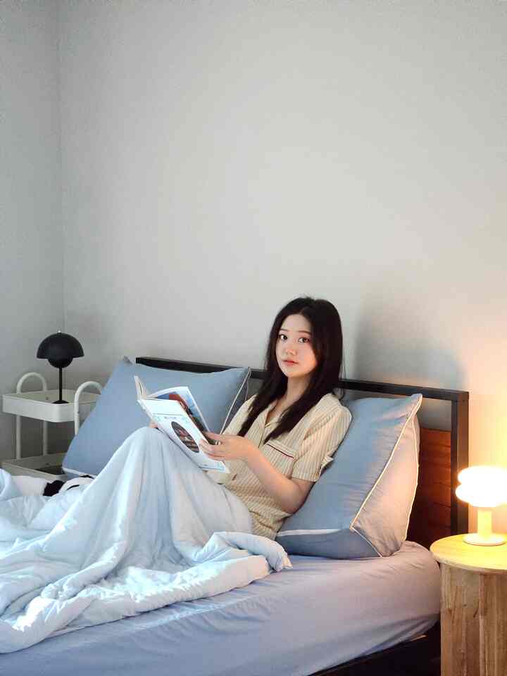 #Today's our house #Consoup record
She's home's sleeve triangle cushion is currently being used in the bedroom🤍🌟
I picked the new blue color, and the color is so pretty
It goes perfectly with our sky blue mattress cover and blanket🩵🤍
The feeling is the best! It's comfortable without back pain when leaning against the wall or lying down, and it's a multi-purpose cushion that even helps manage lower body swelling, so all the fatigue from the day is gone😘

It's a must-have item that creates a comfortable resting space for you!

It's practical because you can use it in any position you want, and She's home's meticulous details make resting more perfect✨️
It's comfortable to raise your legs and it's good to use it as a pillow when lying down
This cushion has a pretty color and is comfortable, so I totally recommend it! 😍
They say there are various promotions going on at the She's home official mall
.
.
.

#She'sHome #TriangleCushion #SleeveCushion #MultipurposeCushion #ComfortableRest #InteriorItem #HomeDeco #CushionRecommendation #HomeDecoration #HealingItem #BestComfort #BlueInterior #RelaxationItem
#She'sHome #InteriorGram #HomeDecoration #HomeStyling #HomeStargram