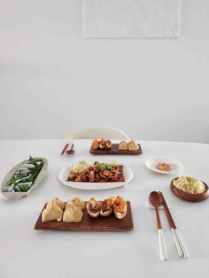 #나다운공간

My space in my house is the dining table ㅎㅎ
A space filled with warm food is so healing~!

#Byderheim #인소일 #나무식기 #시라쿠스 #식탁공간 #플레이팅접시