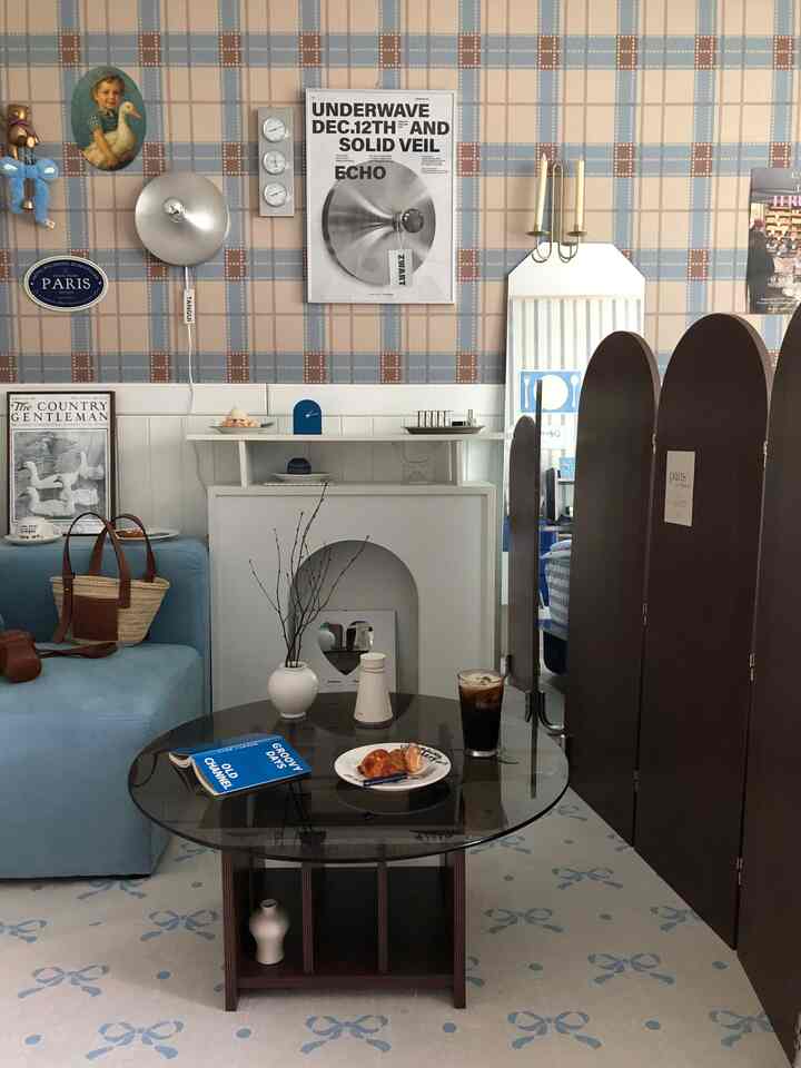 #自宅で一番忙しい 

ブルールームの寝室に新しいパーティションができました✨️

ブルールームシグネチャーの壁紙にもよく合う 
ブルーとブラウンの組み合わせ家具 🫶

蒸しで愛情を込めるレトロハウスゴート3段アーチ型
折りたたみパーティション1200サイズウォールナットカラーです🤎

最近はパーティションが大勢じゃないです😍

すべて同じパーティションではなく、素敵で豪華な色で 
私の思い通りに簡単に移動し、前後の双方向ヒンジで 

どんな空間でも自由にきれいに両面インテリア 
できるレトロハウスアーチ型パーティション蒸しおすすめですよ👍

ヴィンテージでレトロな感じで 
なんかクラシカルな雰囲気も感じられる月か❕️

安定したしっかりしたクロム鋼脚のおかげで 
ミッドセンチュリーモダンな感じまでいっぱい:)

管理しやすいLPMコーティング仕上げで食べ物や飲み物を流しても
ティッシュや布で簡単に拭き取ることができ、汚染の心配もありません🤍

高さと幅が多様な3つのサイズで空間分離だけでなく 
オブジェやベッドヘッドなどプライベートな空間を作ることができる
とても良いです🙊

このままでも綺麗ですが、軽くポストカードやポスターを貼っても
素敵でポイントパーティションとしても最高👏

パレッドソファテーブルともセットトゥ🤎
最近私はとても好きなブルーブラウンムードになります。

＃コンスープの記録#ビンテージインテリア #ユニークインテリア #フレンチインテリア

＃レトロハウス＃retrohouse＃パーティション＃パーティションおすすめ＃アーチ型パーティション