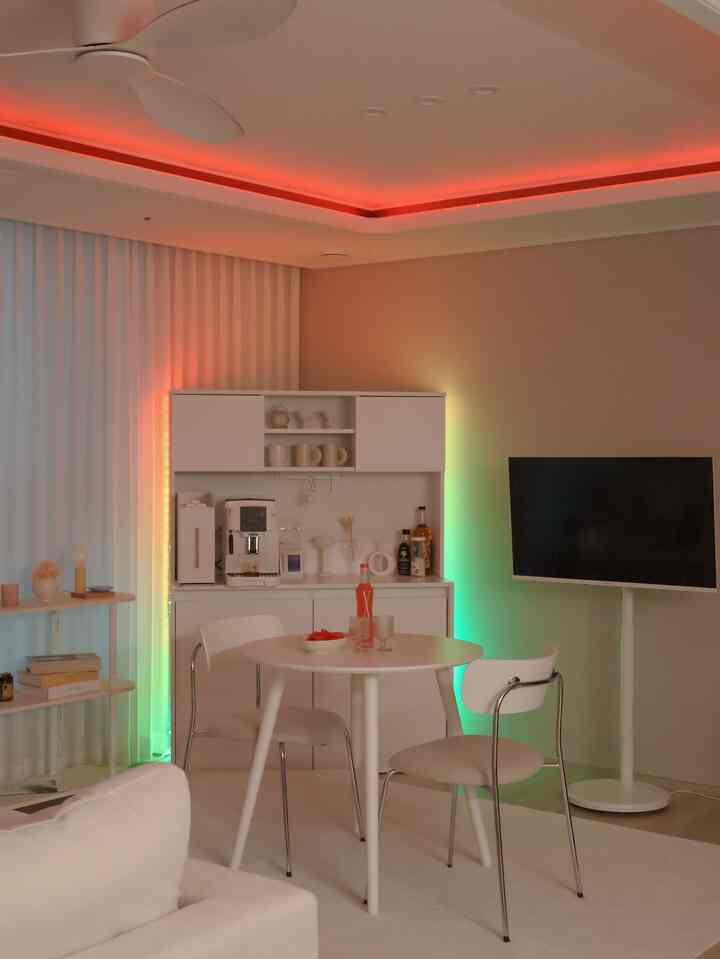 ＃製品提供


ソネパブオープン🍹

最近夜になると...
スソネホームカフェ
パブに変身したんです!!🎉

✨WiZ RGBIC LEDストリップとRGBストリップ✨
ホームカフェ収納場ラインと井戸天井に
簡単にセルフインストールして雰囲気UP！

WiZはWi-Fiで接続するスマート照明です。
誰でも簡単にアプリで制御できるのが大きなメリットですよ！

今回設置した製品はジュール照明ですが、3M接着テープで簡単に貼り付けて
カットできてとても便利！

特によく見えなかった5mと15mの
長い長さで発売され、好きな空間に合わせて
選ぶといいと思います！

5m製品はグラデーション効果も可能なので
雰囲気がもっとUP！と言った。

👆WiZダイヤルスイッチ👆とWiZアプリで
簡単に照明調整可能です！

WiZダイヤルスイッチはcタイプ充電後
家のどこでも自由に活用可能です！
1つのスイッチで50個の照明同時制御！

WiZアプリは本当に様々な機能があります！
1,600万色と様々な明るさ、色温度！
雰囲気に合った照明モードまで！💡

私が一番好きな機能は
音楽に合わせて照明が反応する機能!!🎶

エキサイティングな曲を置くと
ドゥムチットドゥムチットライトが速く変わる
恥ずかしがり屋さんも踊ります。 💃

夫と歌を入れて
雰囲気ちゃんと楽しんでますよ！🩷

パーティータイム楽しむのにもいいけど！
WiZ暖かい照明に設定しておくと
ホームカフェに感性したスプーンを加え、
集中モードに設定しておくと
本を読むのにぴったりです📚




#AD #広告 #WiZ #フィリップスWiZ #ウィズ #フィリップスウィズ #スマート照明WiZ #スマート照明 #ダイヤルスイッチ
＃スマートホーム＃インテリア照明＃家の装飾＃ストリップ照明＃リビングライト＃寝室照明＃照明インテリア
＃新婚旅行＃新婚夫婦＃新婚旅行のインテリア＃ホームカフェ＃ホームカフェインテリア＃ホームカフェを飾る