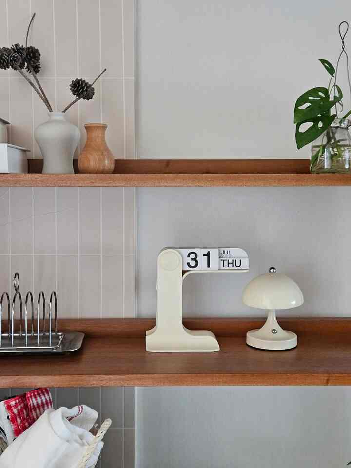 #예쁜템최고야 #콘수프기록 6
A perpetual calendar I've used my whole life.
The downside is that everything is now manual 😆
In fact, the calendar is actually quite static a lot of the time. 🙈

#HomeDecoration #소품인테리어 #우드선반 #선반인테리어
#Today'sHome #맞팔해요 #나도크리에이터

