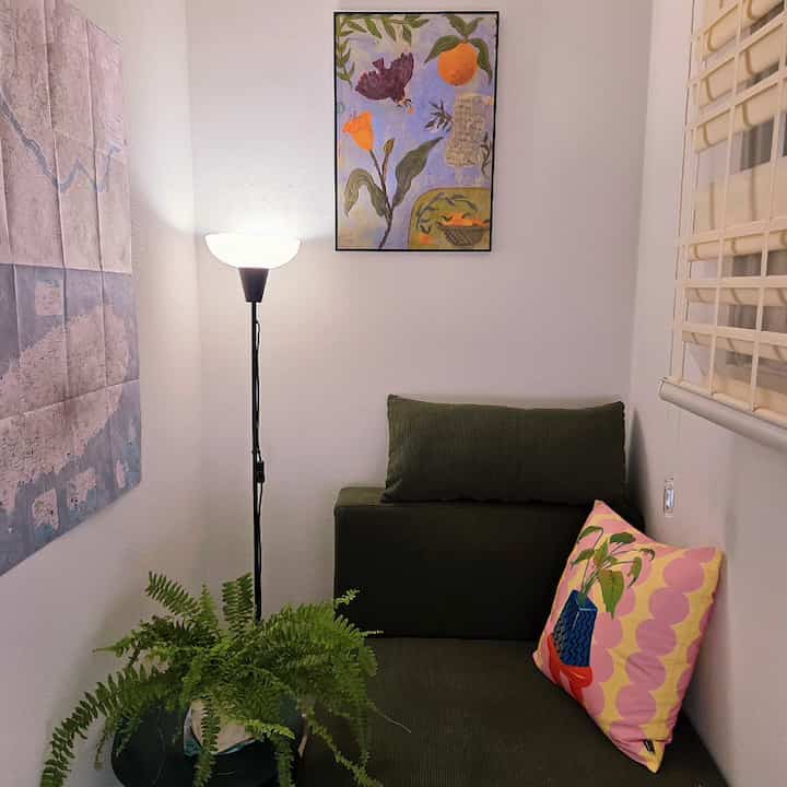 🏡秘密の部屋を作りました！

幼い頃🌳木の上の小屋に憧れたり
📚本でリビングルームの真ん中に自分だけの城を築いた記憶—
コンパクトで居心地の良い空間で感じたその快適さ、
まだ私の中にはっきりと残っています。

お部屋のアーチムーンの横🕊️小さな空間。
施工士ではドレスルームにしたが、
トイレの向かいだから湿度が心配だから
その間、私はTorryとKuchang Leeのアジトでした🐈

それから韓屋ブラインドを設置した日
✨「秘密の部屋」という言葉が点滅！
一人でいる日だからもっと勇敢に―
まもなく実行しました🛠️
（思ったらすぐ動く1人🙋🏻‍♀️）
 
＃自宅で最も忙しい＃コンスープ記録＃
＃秘密の部屋＃私たちの家のオン＃アーチムーン＃ホームスタイル
＃自分のスペース＃少ししかし確実な幸せ
＃感性インテリア＃小確定日常＃ブリックソファ
#家