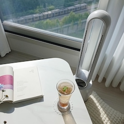 #여름방학일기 1편 날씨 맑음 ☀️
시끄러운 하루가 시작되기전, 
이 조용한 순간이 좋아서.
#여름일상 #집순이그램 #감성일상 #햇살맛집 #방학일기 #육아맘일상 #거실인테리어 #오늘의기록 #소소한행복 #아침풍경 #감성사진 #선풍기바람 #커튼그림자 #일상스타그램

