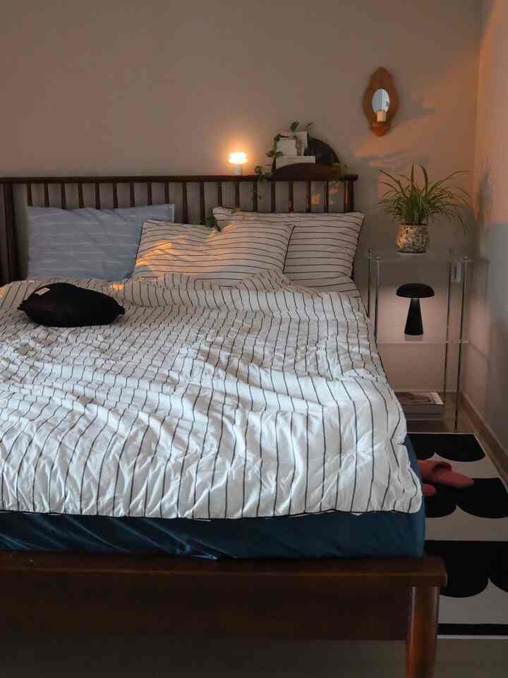 #오늘의우리집 ① #콘수프기록
My bedroom, kept as clean as possible, with only minor changes,
and even my favorite wall decorations kept to a minimum.
This is the only space where I keep my favorite wall decorations to a minimum.
A bed with a warm, woody feel that creates a sense of calm is a guarantee of a good night's sleep :)

#Bedroom #침실인테리어 #침실꾸미기 #안방 #안방인테리어 
#MasterBedroomDecoration #침대 #침대프레임 #침실스타일링 #방꾸미기 
#WhiteWood #우드인테리어 #우드스타일링 #선반스타일링
#BedroomFurniture #침실소품 #집꾸미기소품 #침실조명 #여름이불 
#CoolBlanket #이불추천 #침구세트 #맞팔 #안방침대 #원목침대 

