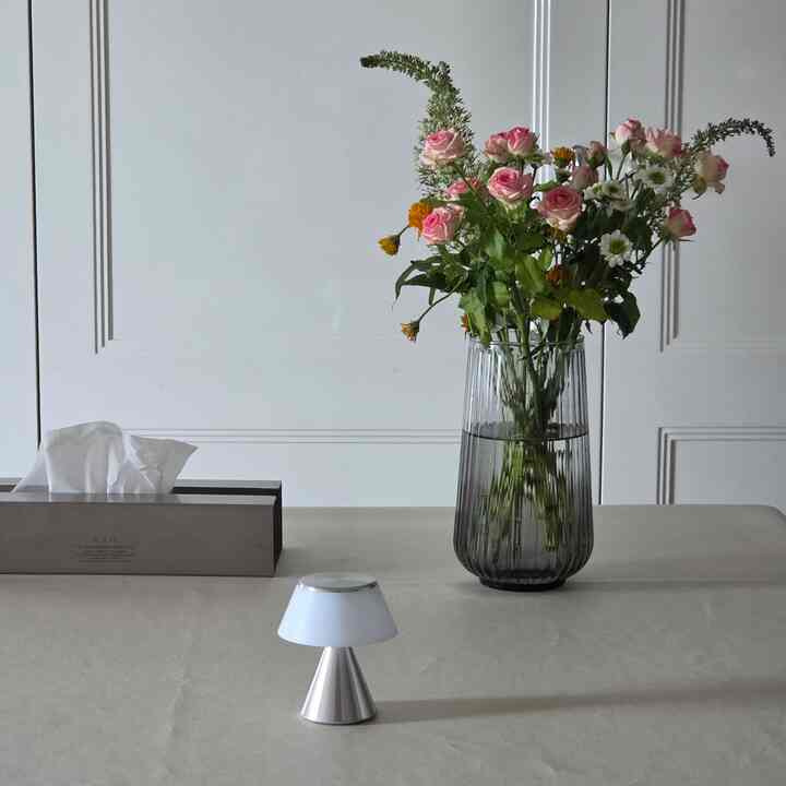 #호텔같은우리집 
子どもがいる家なので、あちこち乱れますが、食卓の上でもいつもきれいに保ちようとしています。我が家でホテルのようなところを一つ選べば食卓ではないかと思いますね。  #gbh #티슈케이스 #미니조명 #렉슨조명 

